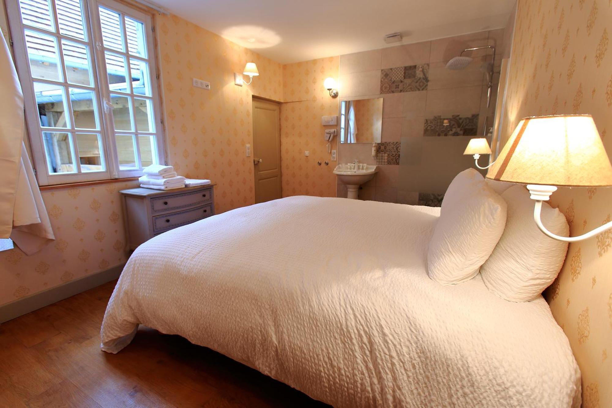 Hotel Saint Georges Troyes Exterior photo A bedroom at the hotel