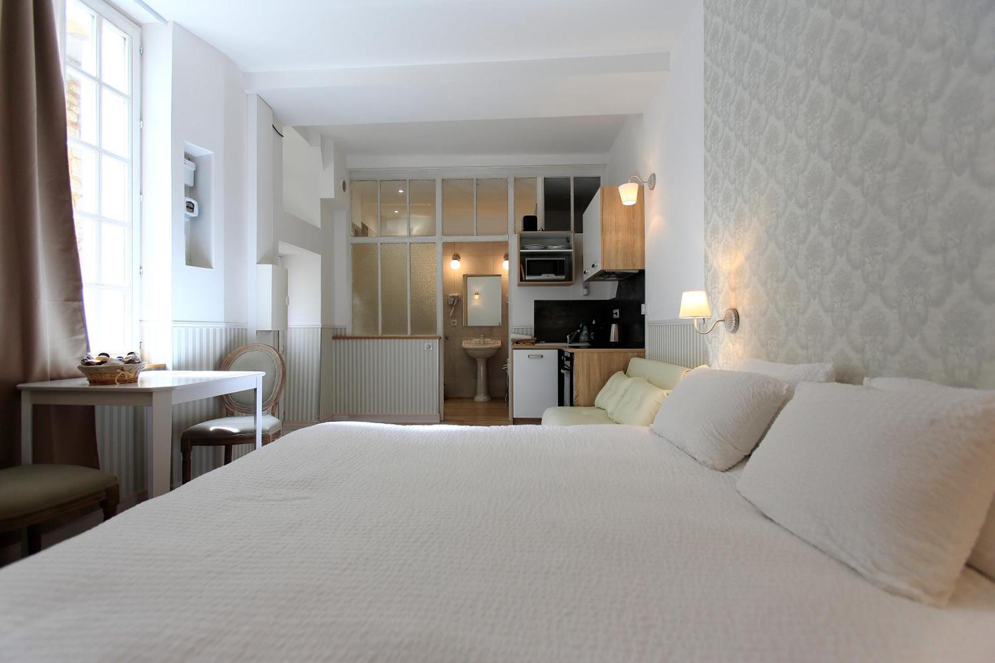 Hotel Saint Georges Troyes Exterior photo A studio apartment in Paris, France