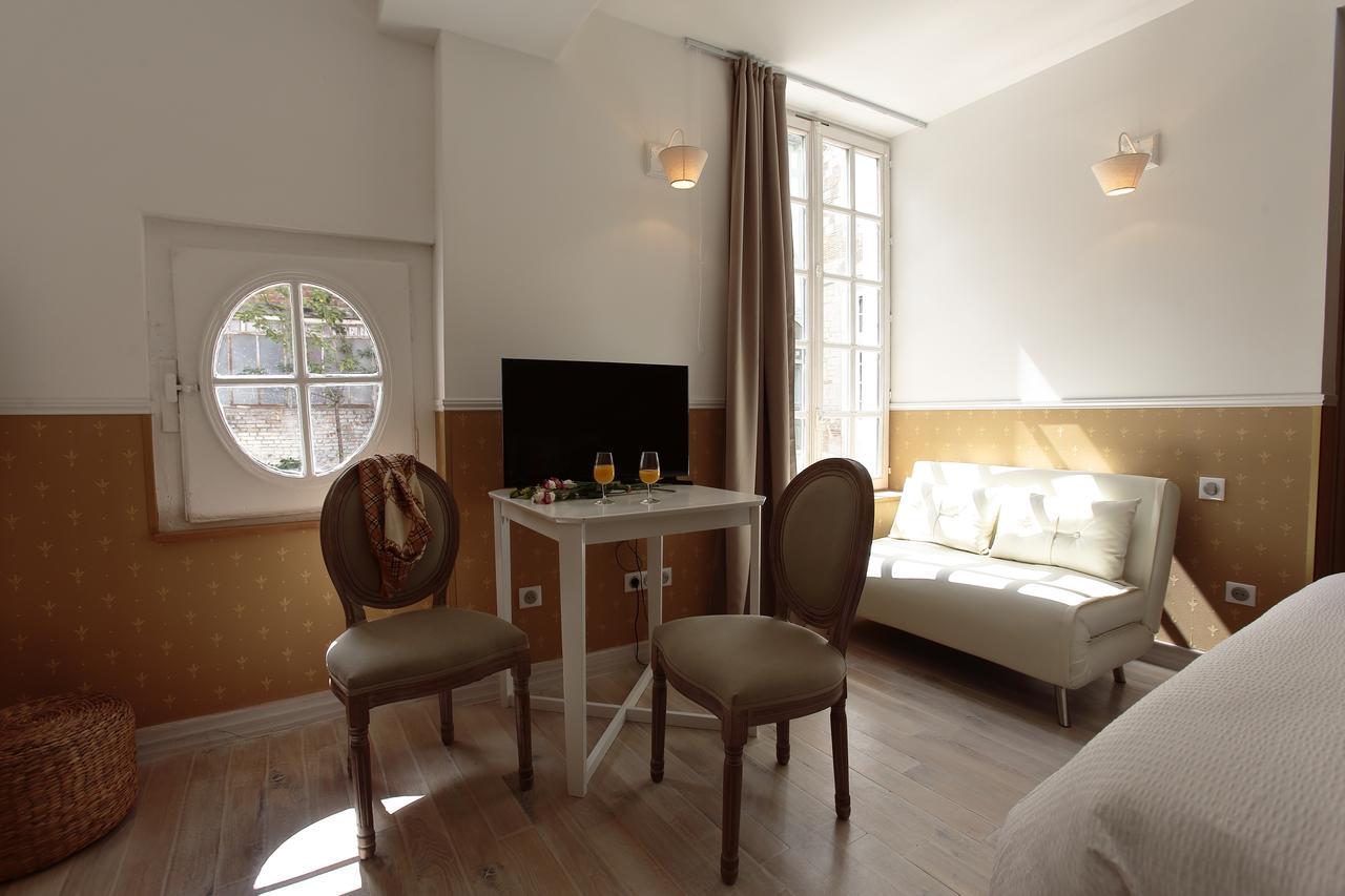 Hotel Saint Georges Troyes Exterior photo A room at the hotel