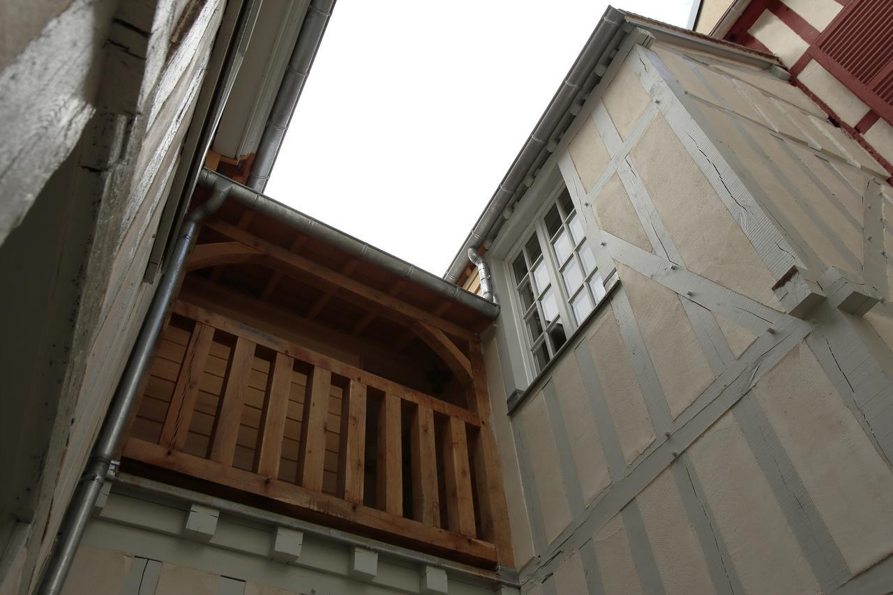 Hotel Saint Georges Troyes Exterior photo A view of the balcony of the house