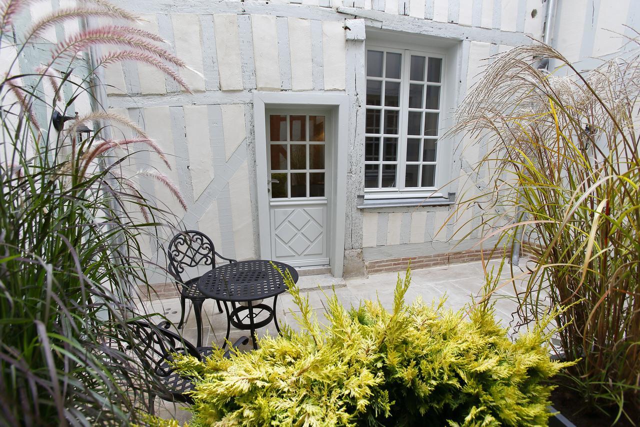 Hotel Saint Georges Troyes Exterior photo The courtyard of the museum
