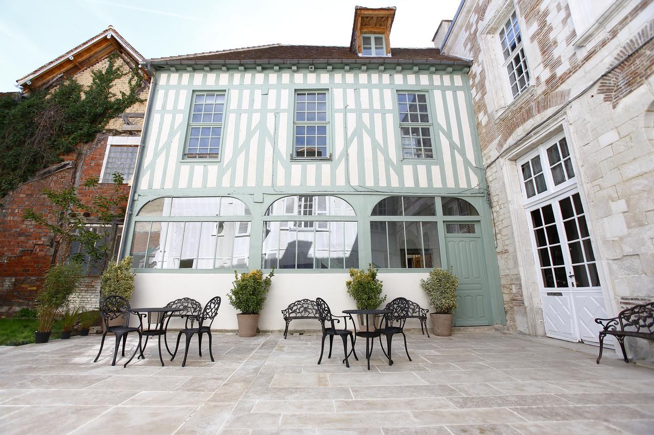 Hotel Saint Georges Troyes Exterior photo The courtyard of the Hôtel de Ligne