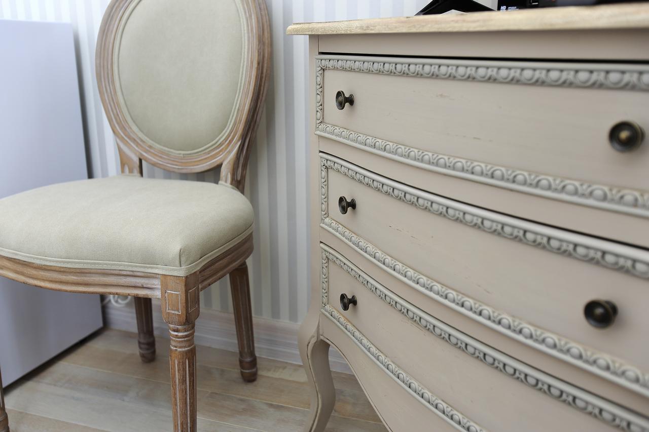 Hotel Saint Georges Troyes Exterior photo A Louis XV style commode