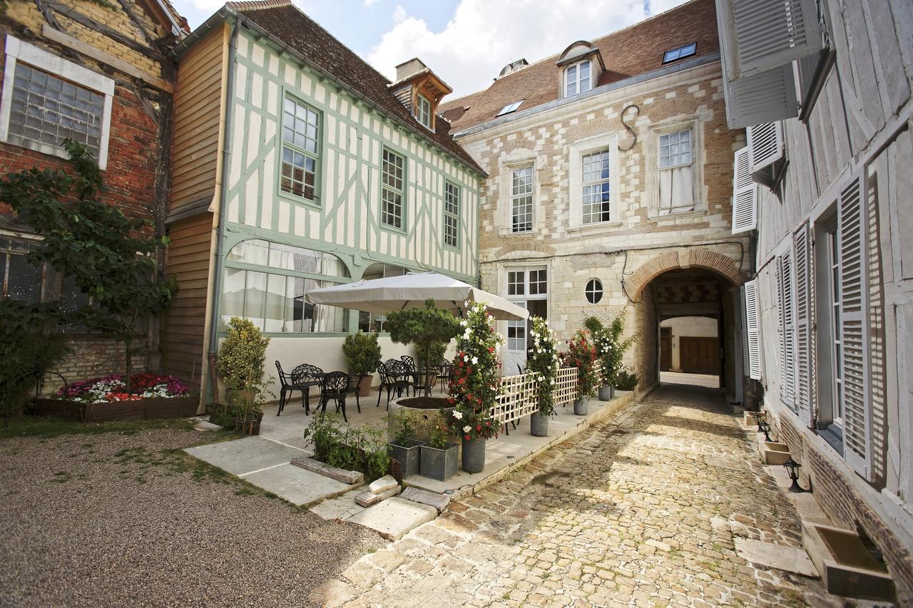 Hotel Saint Georges Troyes Exterior photo The courtyard of the Hôtel de Launay